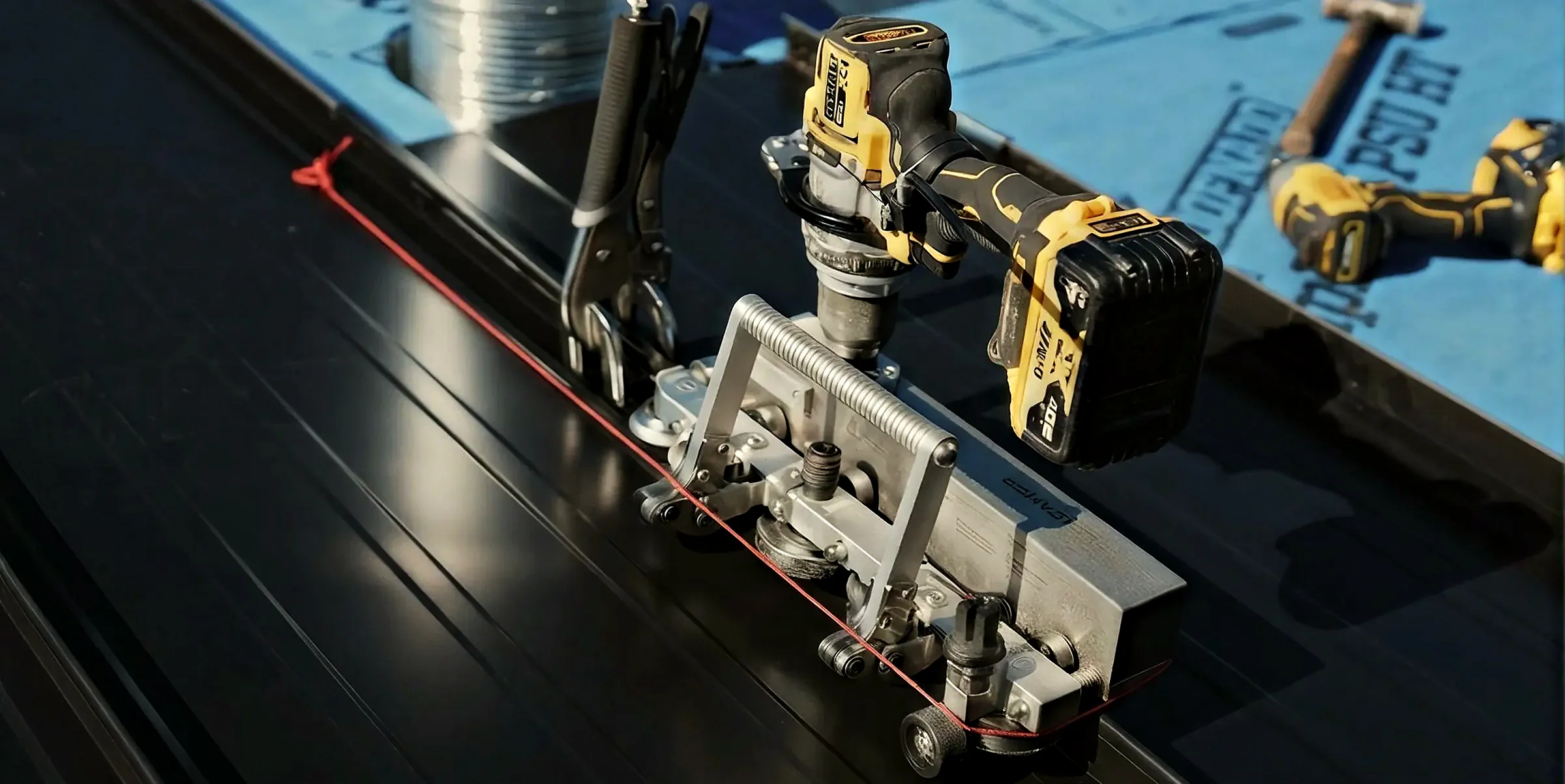 Seaming machine closing a double-lock standing seam on site