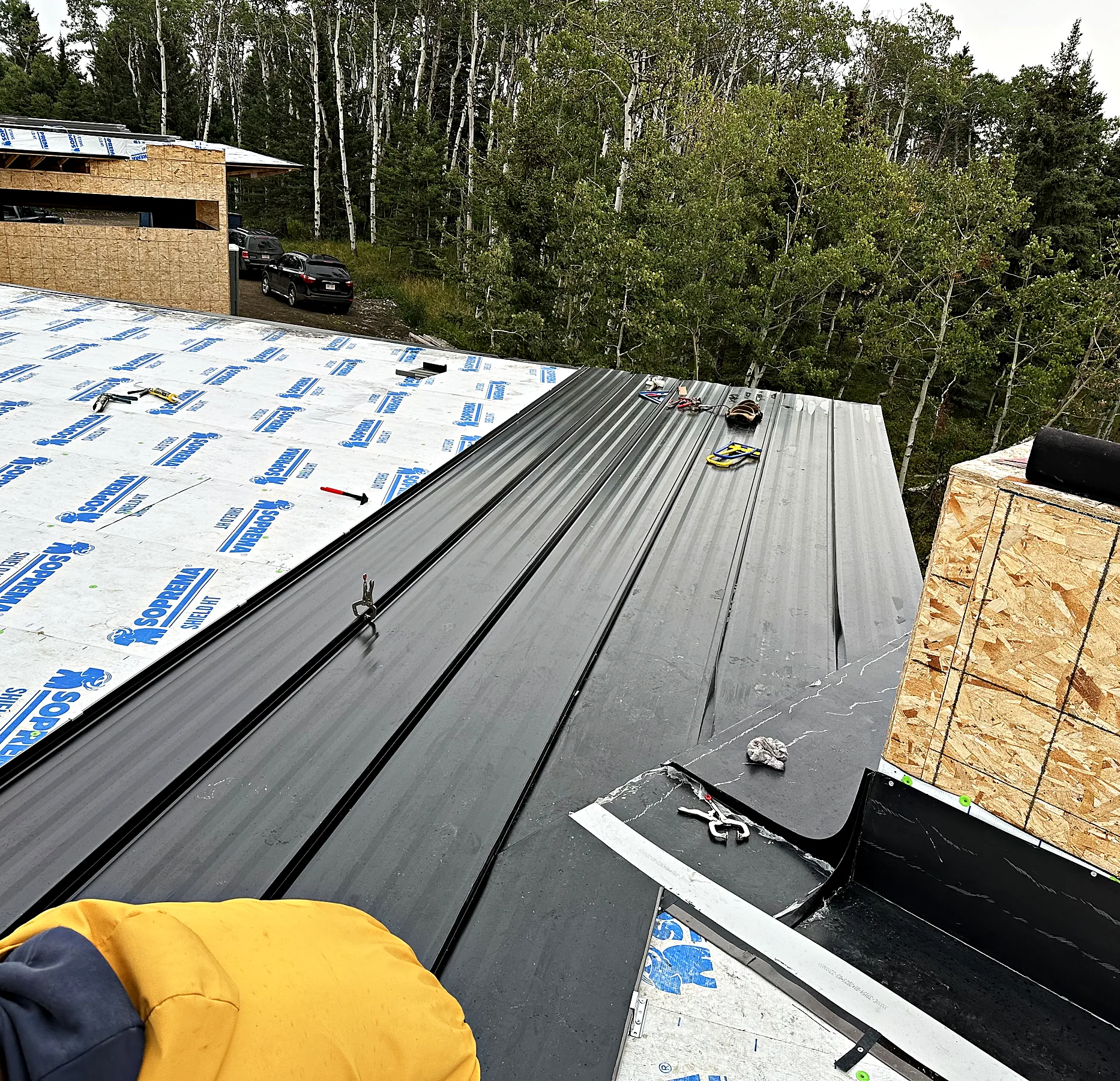 Standing seam panels going down over the underlayment